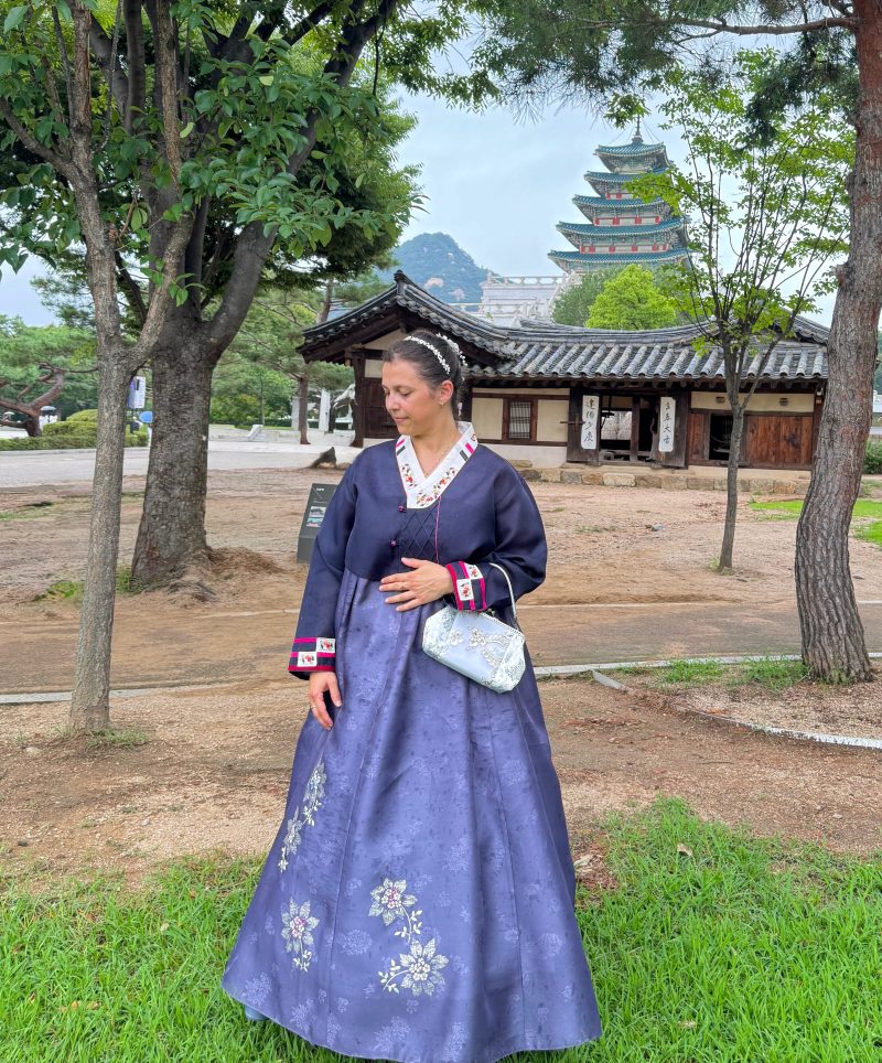 Embracing heritage, 👗☺️ the traditional Korean hanbok (dress) was a stunning (and warm) experience and the royal palace visit took my breath away.
